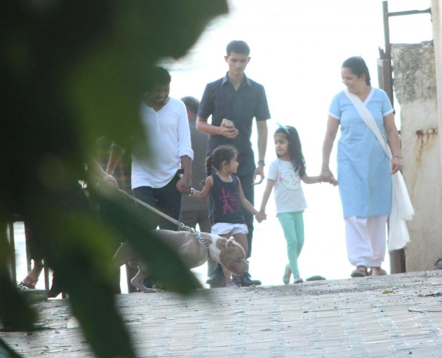 Akshay Kumar and Twinkle Khanna's daughter Nitara spotted in Mumbai's Juhu. Akshay Kumar,Twinkle Khanna,Nitara Kumar,Akshay Kumar daughter,Twinkle Khanna daughter,Akshay Kumar daughter Nitara,Nitara