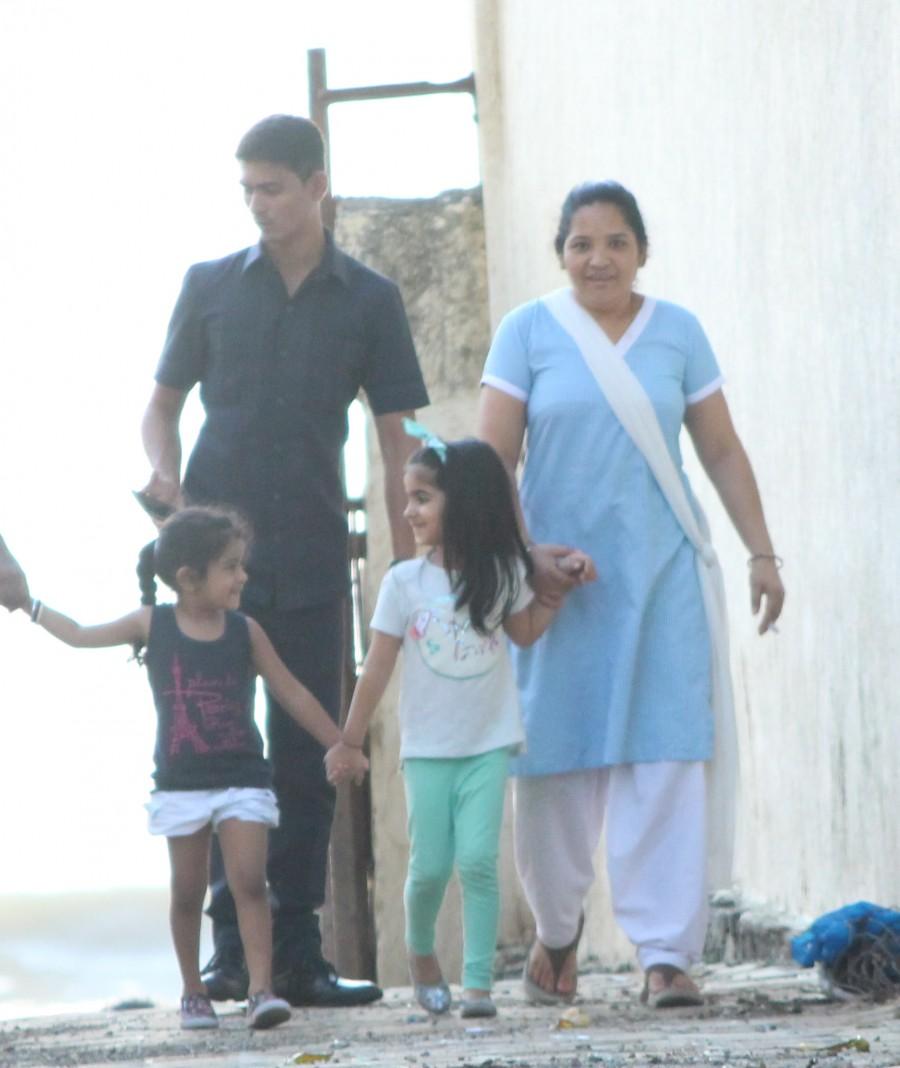 Akshay Kumar and Twinkle Khanna's daughter Nitara spotted in Mumbai's Juhu on Tuesday evening. Akshay Kumar,Twinkle Khanna,Nitara Kumar,Akshay Kumar daughter,Twinkle Khanna daughter,Akshay Kumar daughter Nitara,Nitara