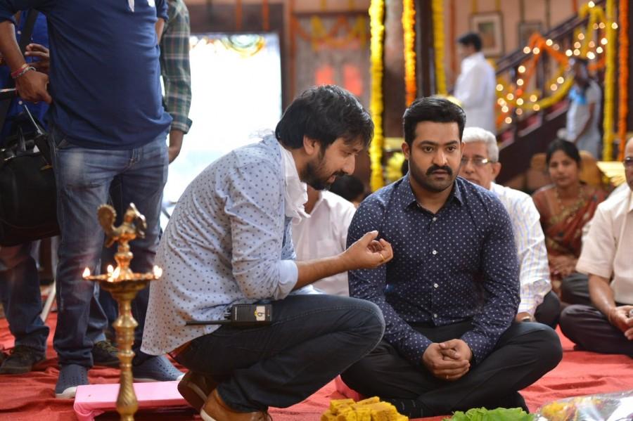 Popular Bollywood actor Ronit Roy has been roped in to play the antagonist. Jr NTR,Jai Lava Kusa,Jai Lava Kusa working stills,Jai Lava Kusa working pics,Jai Lava Kusa working images,Jai Lava Kusa working pictures,Jai Lava Kusa working photos