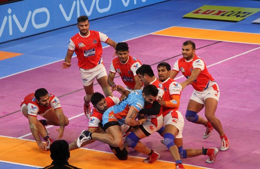 Haryana Steelers snapped Bengal Warriors' three-match unbeaten run at home with a 36-29 victory in a second Inter Zone Pro Kabaddi Challenge here at the Netaji Subhash Chandra Bose Indoor Stadium on Tuesday. In-form home team raider Maninder Singh (14 raid points) continued his good show but his teammates let him down on a night Wazir Singh (10 raid points) put his hand up at crucial junctures. Pro Kabaddi League,Pro Kabaddi League 2017,Haryana Steelers end Bengal Warriors,Haryana Steelers,Bengal Warriors