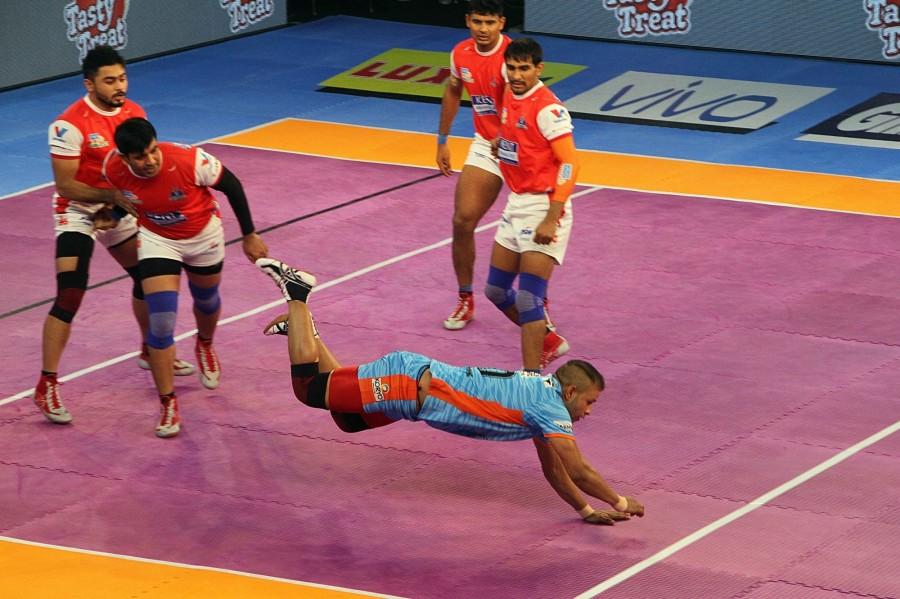 Wazir was at the heart of Haryana's good show as the visitors, confident after demonstrating their mettle with a brilliant comeback win against the Gujarat Fortunegiants in their last match, stole a march at the end of the first half with the score reading 19-11 in their favour. Things turned from bad to worse for the home side after the break as they were dealt an all out early on the second period. Haryana stretched the gap to 28-15. Pro Kabaddi League,Pro Kabaddi League 2017,Haryana Steelers end Bengal Warriors,Haryana Steelers,Bengal Warriors