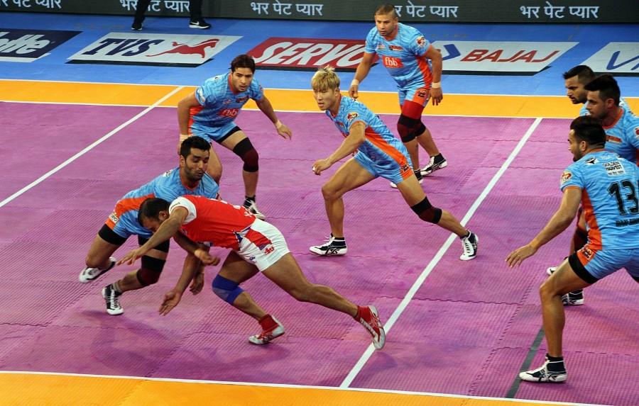 As the match neared its final whistle, Bengal supporters rallied behind their team and it helped as the hosts effected an all out on their opponents that fetched them four points to close the gap to 27-32 from 23-32. Pro Kabaddi League,Pro Kabaddi League 2017,Haryana Steelers end Bengal Warriors,Haryana Steelers,Bengal Warriors