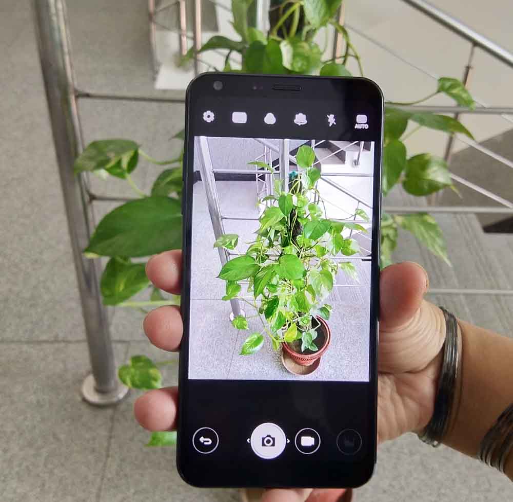 The front side of the phone is all about the display surrounded by slim bezels. The build of the smartphone is impressive, given that the company has used 7,000-series (aerospace grade) aluminum frame on the sides. LG Q6,LG Q6 features,LG Q6 price in India,LG Q6 Smartphone,LG,LG mobiles,LG Smartphones