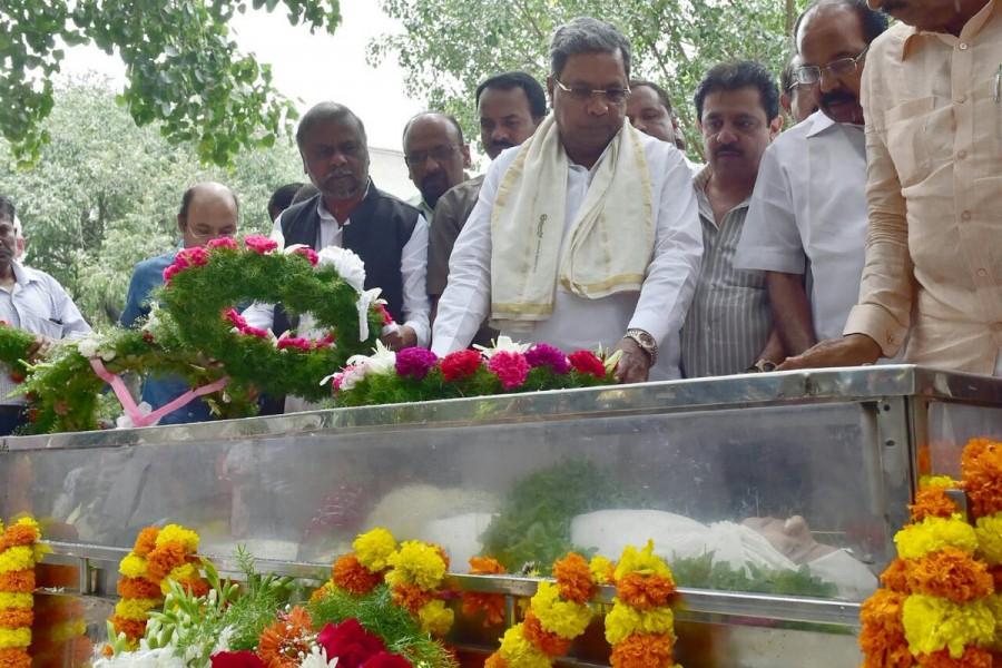 Karnataka Chief Minister Siddaramaiah gives respect to Journalist Gauri Lankesh. Siddaramaiah,CM Siddaramaiah,Karnataka CM Siddaramaiah,Siddaramaiah pays respects to Gauri Lankesh,Gauri Lankesh,Gauri Lankesh dead,Siddaramaiah respects Gauri Lankesh,Siddaramaiah last respects to Gauri Lankesh