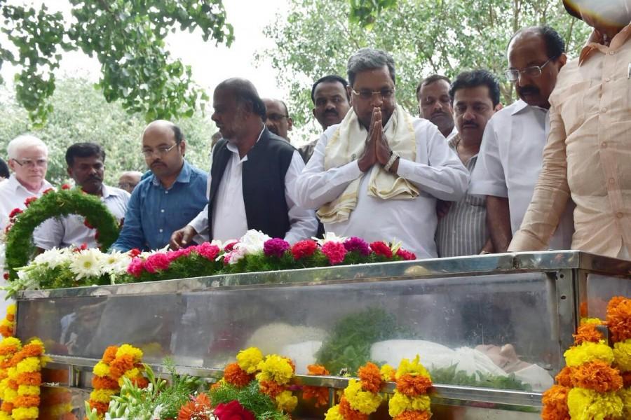 Siddaramaiah pays his last respects to Gauri Lankesh in Bengaluru. Siddaramaiah,CM Siddaramaiah,Karnataka CM Siddaramaiah,Siddaramaiah pays respects to Gauri Lankesh,Gauri Lankesh,Gauri Lankesh dead,Siddaramaiah respects Gauri Lankesh,Siddaramaiah last respects to Gauri Lankesh