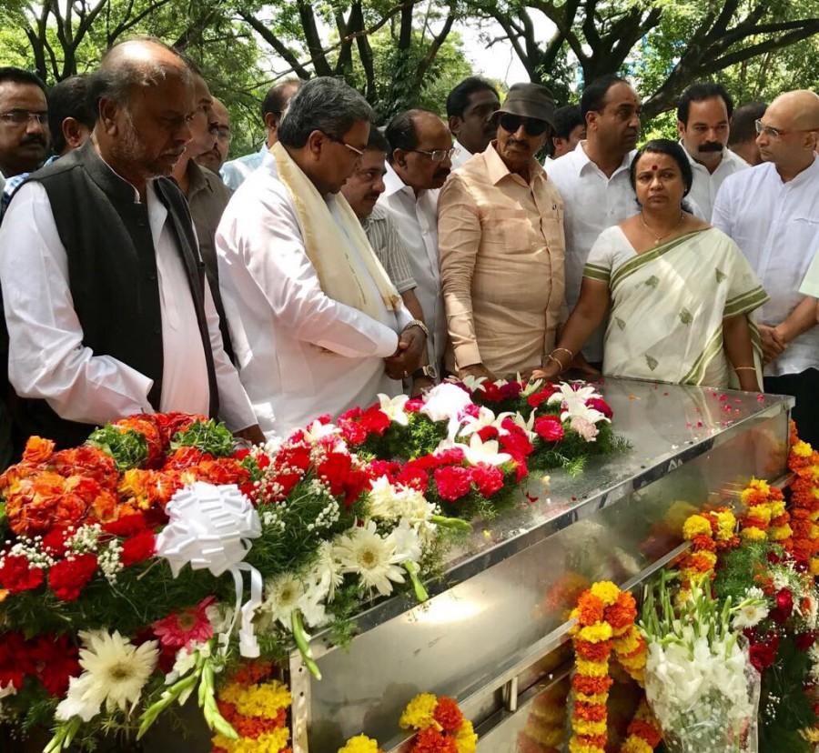 Karnataka Chief Minister Siddaramaiah pays his last respects to Gauri Lankesh in Bengaluru. Siddaramaiah,CM Siddaramaiah,Karnataka CM Siddaramaiah,Siddaramaiah pays respects to Gauri Lankesh,Gauri Lankesh,Gauri Lankesh dead,Siddaramaiah respects Gauri Lankesh,Siddaramaiah last respects to Gauri Lankesh