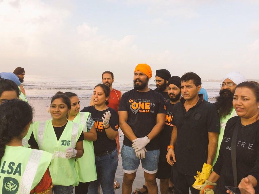 Actor Randeep Hooda was seen with members of NGO Afraz cleaning up the Juhu beach here on Wednesday morning -- a day after Ganeshotsav immersions. In a series of photographs, the "Highway" actor is seen sporting a saffron coloured turban paired with a black T-shirt and blue jeans while cleaning up the beach. Randeep Hooda,actor Randeep Hooda,Randeep Hooda helps cleaning Mumbai beach,Randeep Hooda helps cleaning,Randeep Hooda helps cleaning beach,Ganesh Visarjan