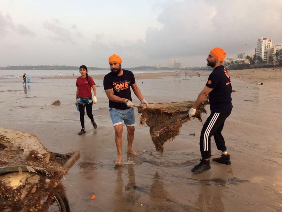 This is not the first time a Bollywood celebrity has campaigned for the beach clean-up. Last month, actress Dia Mirza along with her producer-husband Sahil Sangha was seen cleaning the beach. Even actress Sonakshi Sinha campaigned for it. On the acting front, Randeep was last seen on the silver screen in the superstar Salman Khan starrer "Sultan". He will next be seen in "Battle of Saragarhi", directed by Rajkumar Santoshi. Randeep Hooda,actor Randeep Hooda,Randeep Hooda helps cleaning Mumbai beach,Randeep Hooda helps cleaning,Randeep Hooda helps cleaning beach,Ganesh Visarjan