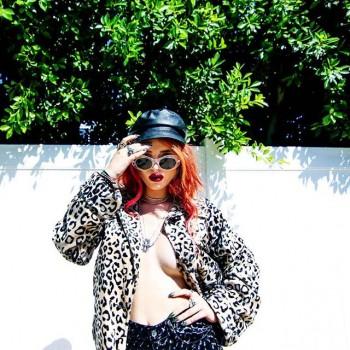 Bella Thorne shows off her slim figure.