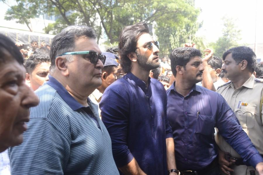 Ranbir Kapoor along with his father Rishi Kapoor during the "Ganpati Visarjan" in Mumbai. Ranbir kapoor,Rishi kapoor,Randhir Kapoor,Ganpati Visarjan 2017,Ganpati Visarjan,lord Ganesha