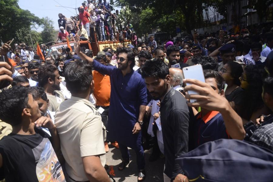 Ranbir Kapoor during the "Ganpati Visarjan" Ranbir kapoor,Rishi kapoor,Randhir Kapoor,Ganpati Visarjan 2017,Ganpati Visarjan,lord Ganesha