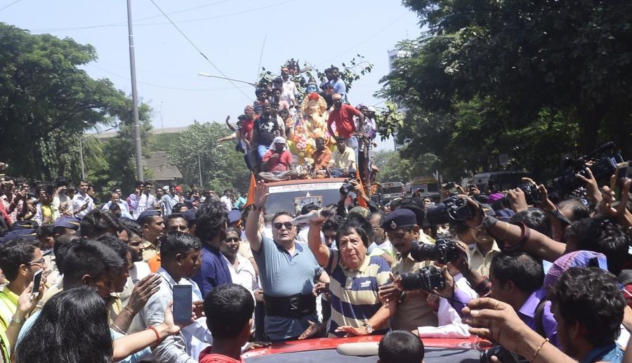 Actor Ranbir Kapoor during the "Ganpati Visarjan". Ranbir kapoor,Rishi kapoor,Randhir Kapoor,Ganpati Visarjan 2017,Ganpati Visarjan,lord Ganesha