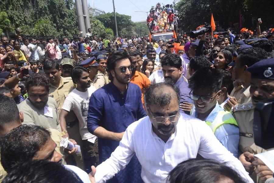 Actor Ranbir Kapoor during the "Ganpati Visarjan" in Mumbai on Sept 5, 2017. Ranbir kapoor,Rishi kapoor,Randhir Kapoor,Ganpati Visarjan 2017,Ganpati Visarjan,lord Ganesha