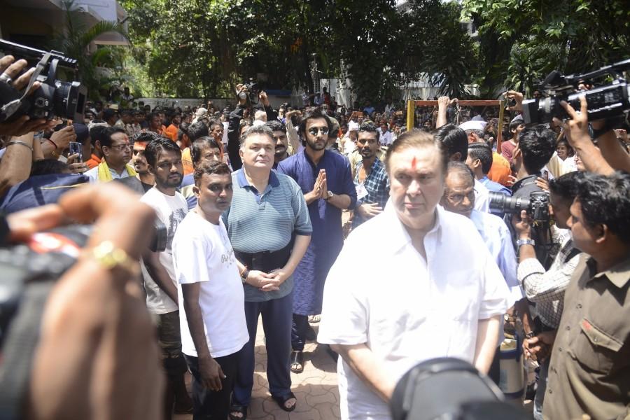 Actor Rishi Kapoor along with his brother Randhir Kapoor and son Ranbir Kapoor during the "Ganpati Visarjan" in Mumbai on Sept 5, 2017. Ranbir kapoor,Rishi kapoor,Randhir Kapoor,Ganpati Visarjan 2017,Ganpati Visarjan,lord Ganesha