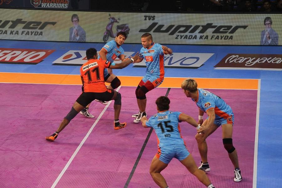The first half belonged to Mumbai after Bengal started well to take a 3-1 lead. Riding Anup's brilliant show, the 2015 champions effected an all out on the home team to consolidate their lead from 7-6 to 11-6. From there on, it was Mumbai all the way as Adake and Shrikant joined Anup to bag points for their side. At halftime, Mumbai led 15-12. Pro Kabaddi 2017,Bengal Warriors,U Mumba,U Mumba crush Bengal Warriors,U Mumba beat Bengal Warriors
