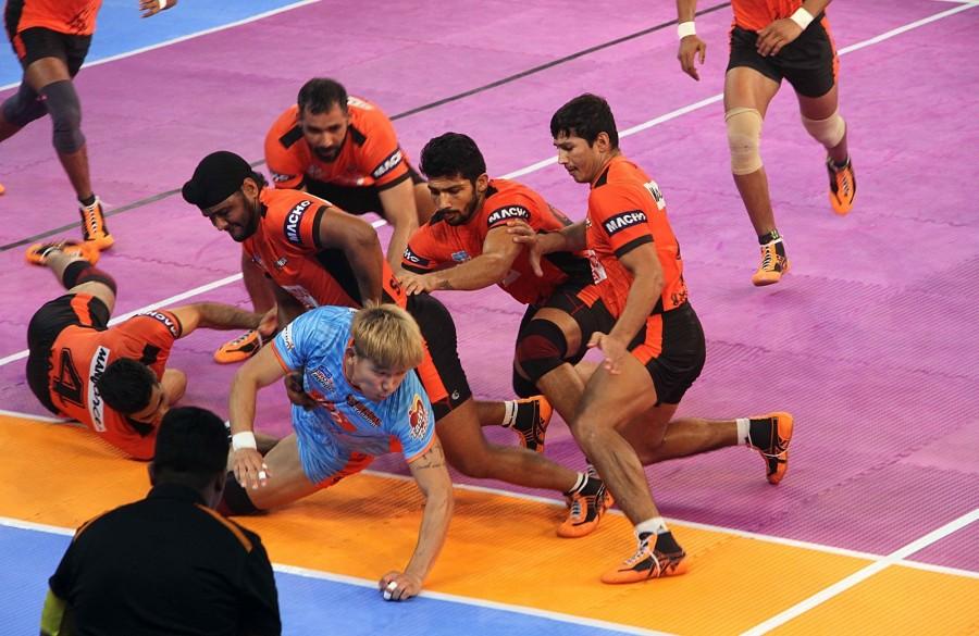 Bengal staged a late fightback, defying last man standing skipper Anup's dogged salvo to pull off an all out and close the gap to 28-36 from 25-36. Pro Kabaddi 2017,Bengal Warriors,U Mumba,U Mumba crush Bengal Warriors,U Mumba beat Bengal Warriors