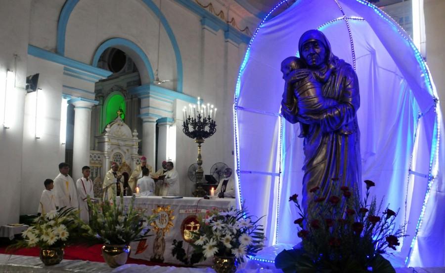 Vatican's ambassador to India, Giambattista Diquattro (C) led a Mass and inaugurates a bronze statue in the church of Mother Teresa carrying a child at a cathedral. Mother Teresa,saint Mother Teresa,Mother Teresa bronze statue,Mother Teresa statue
