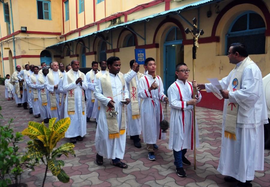 Vatican's ambassador to India, Giambattista Diquattro (C) led a Mass and inaugurates a bronze statue in the church of Mother Teresa carrying a child at a cathedral in Kolkata on Sept 6, 2017. Mother Teresa,saint Mother Teresa,Mother Teresa bronze statue,Mother Teresa statue