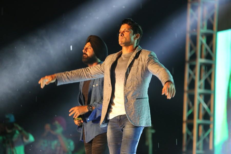 Chandigarh being Gippy's hometown and he is also a renowned name there, Farhan and Gippy had a gala night. Lucknow Central team also had a special screening of the film for Milkha Singh's and Gippy Grewal's families. Gippy Grewal had organised special dinner for the entire Lucknow Central team where everyone got into relishing some authentic Punjabi dishes. Gippy Grewal and Farhan Akhtar,Gippy Grewal,Farhan Akhtar,Lucknow Central,Lucknow Central with a musical night,Lucknow Central promotion,Lucknow Central movie promotion