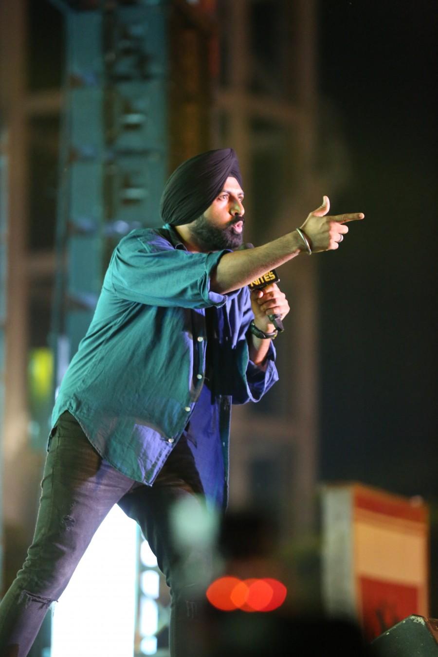 Produced by Viacom18 Motion Pictures and Emmay Entertainment and Motion Pictures, the film is directed by Ranjit Tiwari and is slated to release on 15th September 2017. Gippy Grewal and Farhan Akhtar,Gippy Grewal,Farhan Akhtar,Lucknow Central,Lucknow Central with a musical night,Lucknow Central promotion,Lucknow Central movie promotion