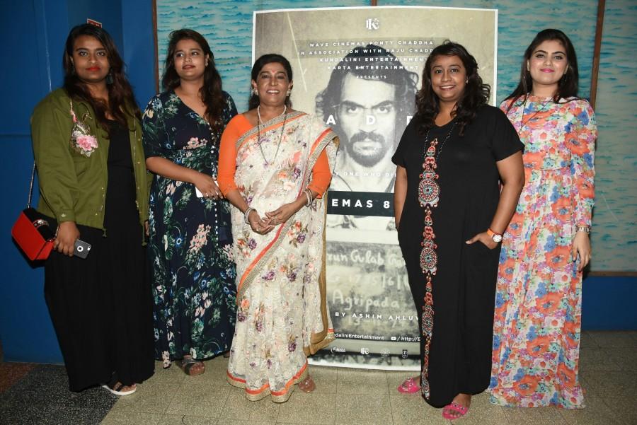 Arjun being the perfect host he is was seen conversing and chatting away with the guests, especially the Gawlis! Geeta,Yogita,Asmita,Mahesh Gawli,Asha Gawli,Arjun,Daddy,Daddy special screening,celebs at Daddy special screening,Arun Gawli,Arjun Rampal,Aishwarya Rajesh