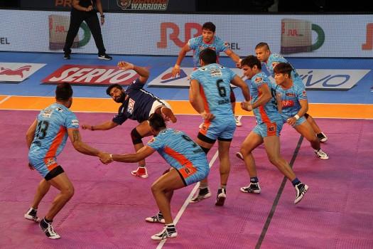 Dabang Delhi came from behind to hold Bengal Warriors to a 31-31 tie in a second inter-zone challenge week tie of the Pro Kabaddi League Season 5 at the Netaji Subhas Chandra Bose Indoor Stadium here on Thursday. After a first half where none of the teams could be separated, Bengal had taken an upper hand in the second but Delhi fought valiantly to come back and share the honours.