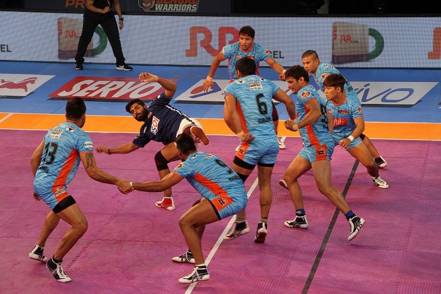 Dabang Delhi came from behind to hold Bengal Warriors to a 31-31 tie in a second inter-zone challenge week tie of the Pro Kabaddi League Season 5 at the Netaji Subhas Chandra Bose Indoor Stadium here on Thursday. After a first half where none of the teams could be separated, Bengal had taken an upper hand in the second but Delhi fought valiantly to come back and share the honours. Pro Kabaddi 2017,Bengal Warriors,Dabang Delhi,Bengal Warriors vs Dabang Delhi,Pro Kabaddi League Season 5,Bengal Warriors,Dabang Delhi settle for tie