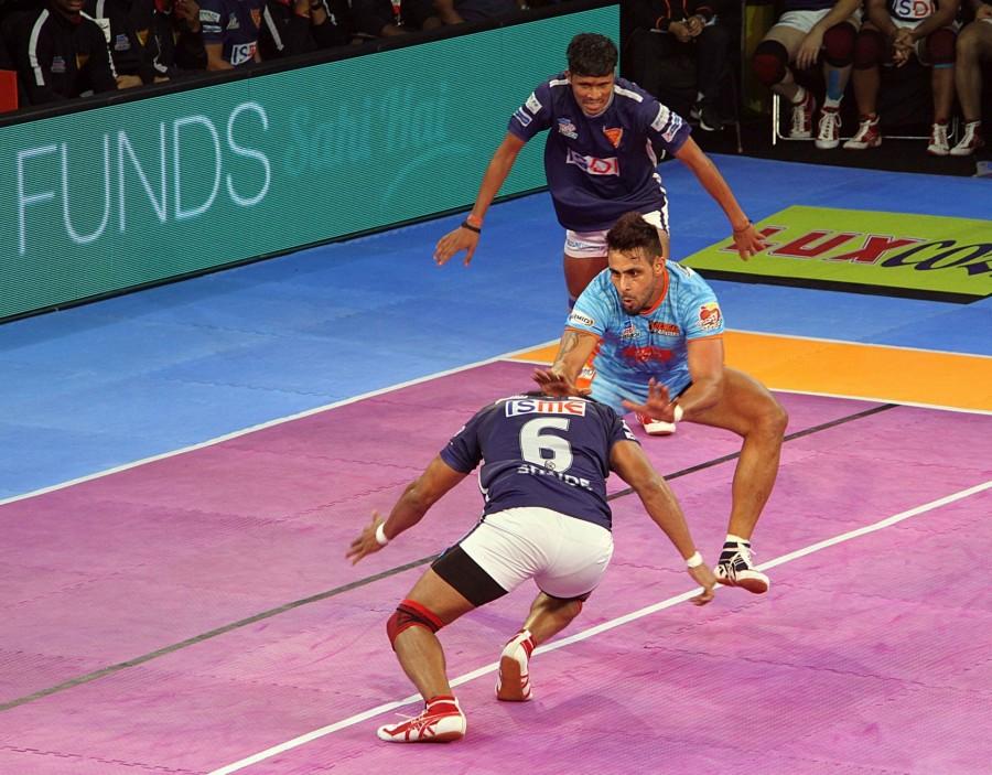 Against them was a Delhi side brimming with confidence after two back-to-back wins and skipper Meraj Sheykh in top form. It was an even battle in the first half as Bengal and Delhi fought toe to toe to go into the halftime break at 12-12. Pro Kabaddi 2017,Bengal Warriors,Dabang Delhi,Bengal Warriors vs Dabang Delhi,Pro Kabaddi League Season 5,Bengal Warriors,Dabang Delhi settle for tie