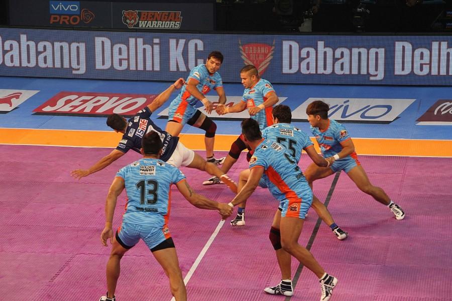 Bengal failed to make the most of their first half all out as Delhi crawled back to pull level but in the second essay the home side rode on their steady start to effect a second all out on their rivals to open up a right point lead at 21-13. Pro Kabaddi 2017,Bengal Warriors,Dabang Delhi,Bengal Warriors vs Dabang Delhi,Pro Kabaddi League Season 5,Bengal Warriors,Dabang Delhi settle for tie
