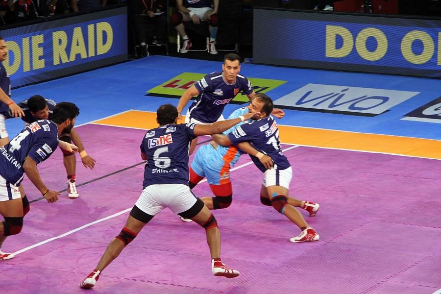 Delhi trimmed the gap considerably with the clock running down and eventually held Bengal. They braved the loss of their captain Sheykh who picked up an injury and was stretchered off. Pro Kabaddi 2017,Bengal Warriors,Dabang Delhi,Bengal Warriors vs Dabang Delhi,Pro Kabaddi League Season 5,Bengal Warriors,Dabang Delhi settle for tie