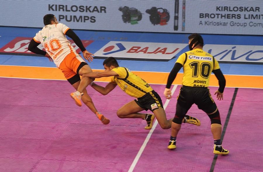 The scoreboard read 0-18 as it took them 11 minutes to open their account. Pune, on the other hand, made the most of their clutch of all-rounders in the side to pull away with elan. However, the Hyderabad-based Titans made amends for their poor start with an all out in the 15th minute to bridge the gap to 10-23 from 7-22. At halftime, Pune led by 26-12. Pro Kabaddi 2017,Puneri Paltan,Telegu Titans,Telugu Titans,Pro Kabaddi League Season 5,Pro Kabaddi League 5,Puneri Paltan beats Telugu Titans