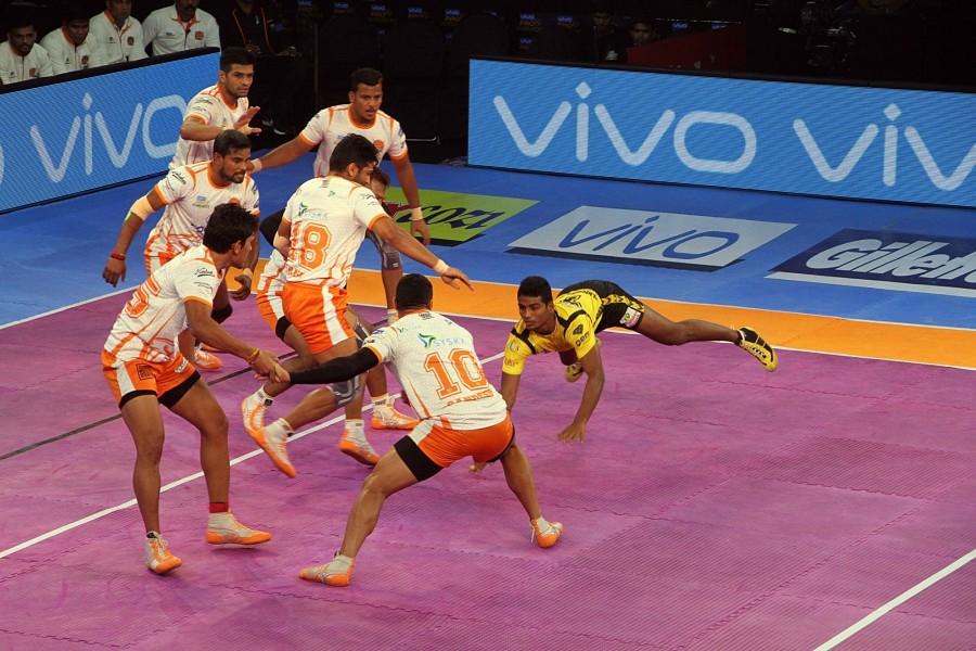 The Titans effected an all out soon after to make the score 30-40 and with the clock showing three minutes to go, they looked to be pulling off an heist. Pro Kabaddi 2017,Puneri Paltan,Telegu Titans,Telugu Titans,Pro Kabaddi League Season 5,Pro Kabaddi League 5,Puneri Paltan beats Telugu Titans