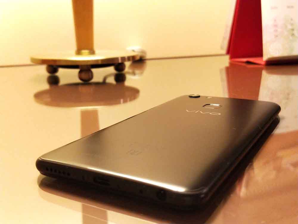 A dual-SIM slot and a dedicated MicroSD card slot to expand memory up to 256GB are located on the left. The bottom of the device houses a speaker grille, a Micro-USB 2.0 port and a standard 3.5-mm audio jack. In terms of connectivity, the V7+ offers 4G VoLTE, Wi-Fi, Bluetooth 4.2, and GPS. The 5.99-inch IPS display (1440x720 pixels) offers decent sunlight legibility and colour reproduction. The screen is topped with a 2.5D curved-edge Corning Gorilla Glass 3 for protection. Like many other smartphones in the market these days, there is an "eye protection" mode to cut out blue light. The almost 6-inch edge-to-edge display makes for a great video browsing experience. In terms of software, Vivo V7+ sports 1.8Ghz Octa-core Qualcomm Snapdragon 450 chipset with 4GB RAM and 64GB onboard storage, which is a good combination for multi-tasking. Vivo V7+,Vivo V7 +,Vivo V7 plus,Vivo V7plus,Vivo V7+ with 24MP Selfie camera,24MP Selfie camera