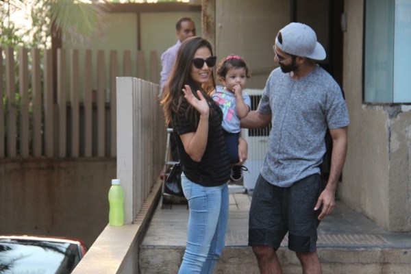 Shahid Kapoor-Mira Rajput with Misha snapped at Khar. Shahid Kapoor-Mira Rajput,Shahid Kapoor,Mira Rajput,Shahid Kapoor and Mira Rajput,Misha,misha kapoor