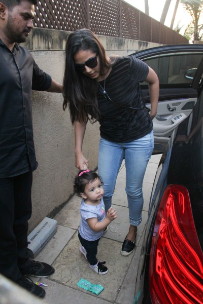 Mira Rajput with her daughter Misha snapped at Khar. Shahid Kapoor-Mira Rajput,Shahid Kapoor,Mira Rajput,Shahid Kapoor and Mira Rajput,Misha,misha kapoor
