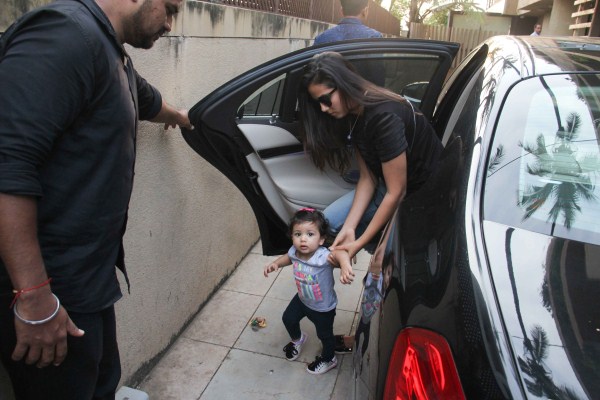 Mira Rajput with her daughter Misha spotted at Khar. Shahid Kapoor-Mira Rajput,Shahid Kapoor,Mira Rajput,Shahid Kapoor and Mira Rajput,Misha,misha kapoor