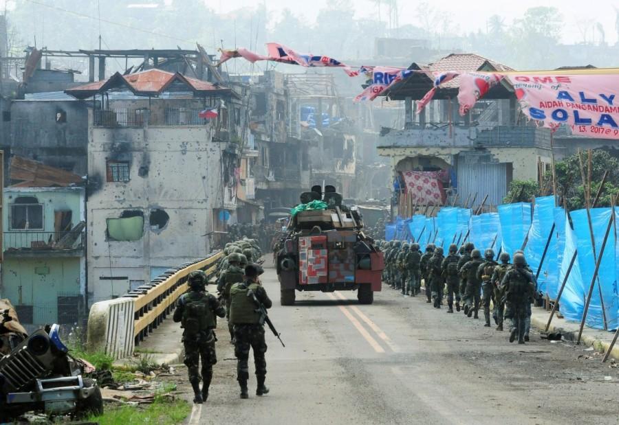 An Armoured Personnel Carrier (APC) and government troops march towards Mapandi bridge after 100 days of intense fighting between soldiers and insurgents from the Maute group, who have taken over parts of Marawi city, southern Philippines August 30, 2017. Marawi City,Philippine city,Islamic State,government forces fight