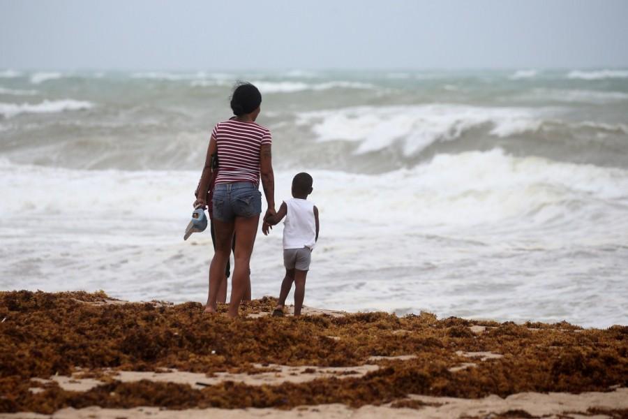People walk along the beach in Fort Lauderdale. Hurricane Irma,Hurricane,Hurricane Irma in Florida,Hurricane in Florida,Florida,Florida Hurricane