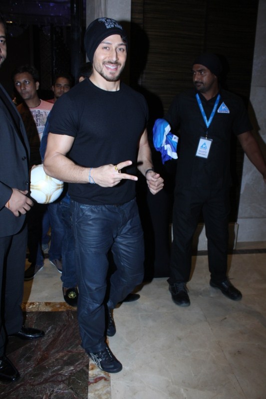 Actor Tiger Shroff during the launch of "Mumbai Warriors Season 2 Jersey" in Mumbai on Sept 10, 2017. Tiger Shroff,actor Tiger Shroff,Mumbai Warriors Season 2 Jersey,Mumbai Warriors,Mumbai Warriors Jersey,Tiger Shroff launches Mumbai Warriors Jersey