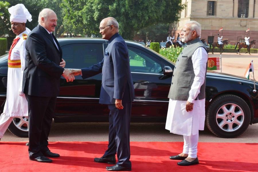 President Ram Nath Kovind receives Alexander Lukashenko, President of the Republic of Belarus during his ceremonial reception at Rashtrapati Bhavan on Sept. 12, 2017. Ram Nath Kovind,Narendra Modi,Alexander Lukashenko,President of Belarus,Belarusian President in India
