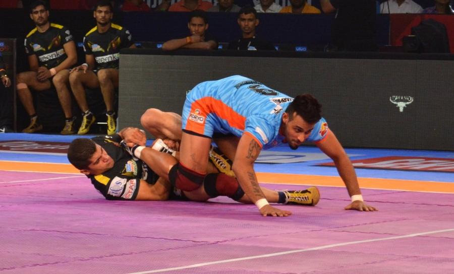 The second half began with Bengal Warrior scoring three raid points in two minutes but Telugu Titans pegged them back to lead 18-16 after 25 minutes. Till the 27th minute Bengal Warriors were in the match as they trailed 18-19. But Telugu Titans shifted gears as Nilesh Salunke scored with a super raid to give Telugu Titans 27-19 lead in the 32nd minute. Titans inflicted an all out in the next minute to lead 30-20. Pro Kabaddi 2017,Pro Kabaddi,Bengal Warriors edge past Telugu Titans,Bengal Warriors beats Telugu Titans,Bengal Warriors,Telugu Titans,PKL,PKL 2017