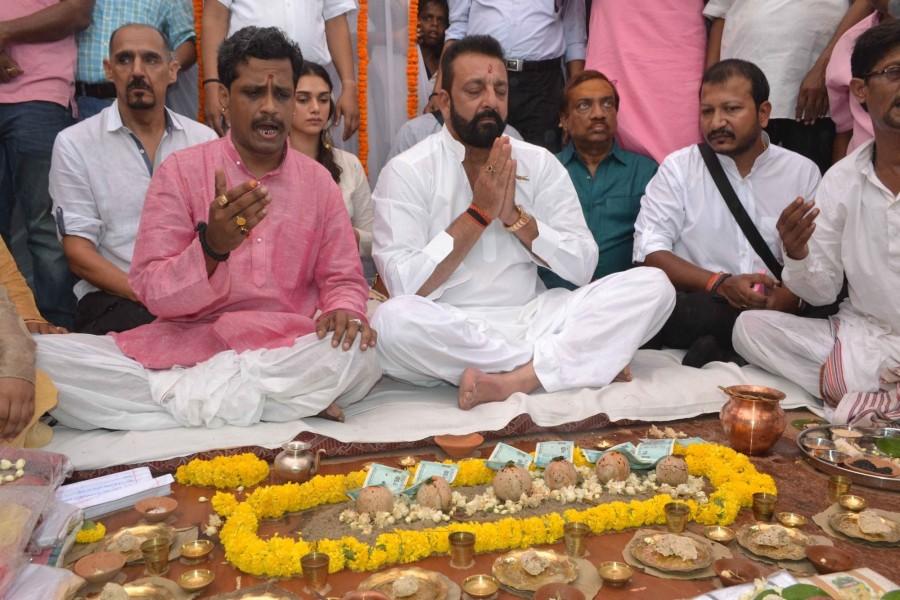 Bollywood actor Sanjay Dutt performed 'Shraadh' (memorial ceremony) for his late parents, actors Sunil Dutt and Nargis Dutt, here on Wednesday. Sanjay flew into the temple town in a chartered plane and drove to Rani Ghat to perform the ritual, considered auspicious during the ongoing 15-day 'Shraadh' period, preceeding the Navratris. Eight Brahmins performed the puja and helped him do the 'Pind Daan' (symbolic feeding of ancestors). His co-star in the soon-to-be-released "Bhoomi", Aditi Rao Hydari, was also present at the rituals. Sanjay Dutt,Sanjay Dutt performs Shraadh,Shraadh,Sanjay Dutt performs rituals during Pitrapaksh,Sanjay Dutt visits Varanasi,Sanjay Dutt at Varanasi