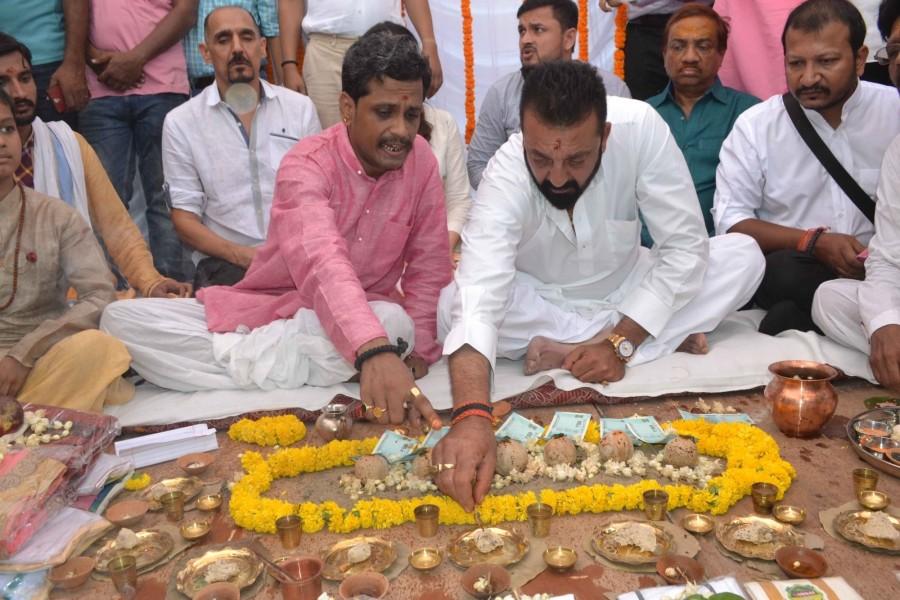 Sanjay told the media that while his father, while in hospital, had expressed the wish that his shraadh be performed in Kashi, as Varanasi is historically known. "This was very important for our family," he said. A long-time Congress MP from Mumbai, Sunil Dutt had also been a Minister in the first Manmohan Singh government before his sudden death on May 25, 2005. Sanjay Dutt,Sanjay Dutt performs Shraadh,Shraadh,Sanjay Dutt performs rituals during Pitrapaksh,Sanjay Dutt visits Varanasi,Sanjay Dutt at Varanasi