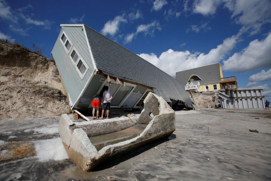 Local residents look inside a collapsed coastal house in Vilano Beach. Hurricane Irma,Florida Hurricane Irma,devastation in Florida