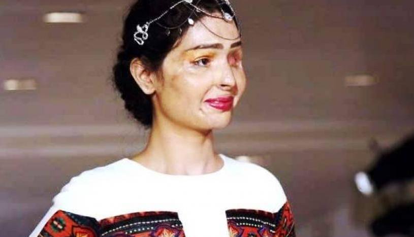 While the female models flaunted Crocs wedge heels, the male models were clad in tie and dye, basic dhotis in bright hues of green, pink, blue and yellow with colourful blazers in golden embroidery, with velvet juttis and leather shoes. Two blends of fabric dominated the collection with one being glazed satin finished georgette and other being satin finished linen. Reshma Qureshi,Reshma Qureshi New York Fashion Week,Reshma Qureshi at Crocs Mysore Fashion Week 2017,Crocs Mysore Fashion Week 2017,Mysore Fashion Week 2017
