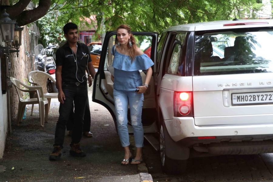 Iulia Vantur snapped outside Hakim's salon Bandra. Iulia Vantur,salman khan iulia vantur,Iulia Vantur salman khan,Salman Khan,Iulia Vantur spotted at Hakim salon,Hakim salon