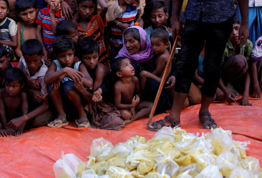 Rohingya refugees wait for the food to be distributed by local organisation outside a mosque in Cox's Bazar, Bangladesh. Myanmar,Myanmar violence,Muslim Rohingya,Rohingya flee Myanmar violence