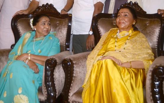 Asha Bhosle with her wax statue at Wankhede Stadium