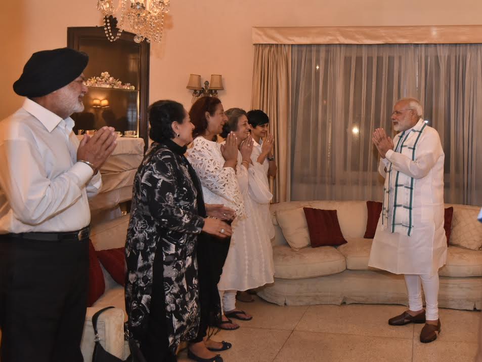 He also met his family members and wrote a condolence message. Narendra Modi,Narendra Modi pays last respect to Arjan Singh,Arjan Singh,Narendra Modi visits Arjan Singh,Marshal,Air Force Arjan Singh,IAF Arjan Singh funeral,Air Force Marshal Arjan Singh dead