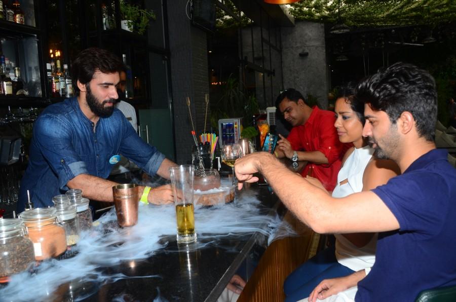 At the event, even fans of the star cast were invited selected via a contest and it was Barun and Shahana who turned chefs making several dishes for the entire cast and in turn Avinash became a bartender and stirred up some cocktails! Barun Sobti,Shahana Goswani,Avinash Tiwary,Nakul Bhalla,Jay Upadhyay,MAMI International Film Festival,Barun Sobti turns chef,Tu Hai Mera Sunday